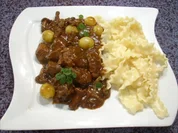 Hirschgulasch in Madeirasauce und Weintrauben - Rezept