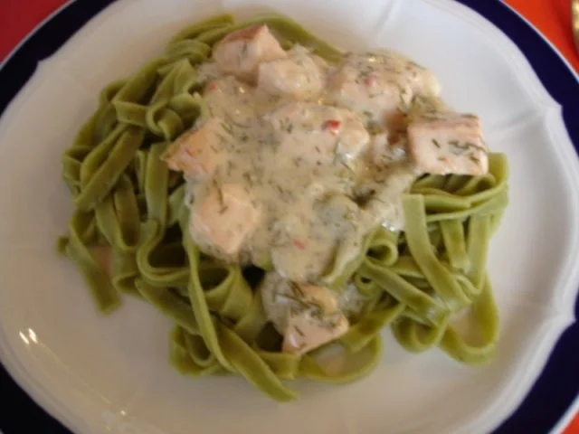 Rezept: Grüne Bandnudeln mit Lachs Grüne Bandnudeln mit Lachs - Rezept