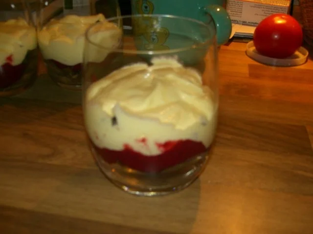 Eierlikörcreme auf Schokocrossibett mit beschwipsten Himbeeren - Rezept