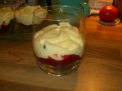 Eierlikörcreme auf Schokocrossibett mit beschwipsten Himbeeren - Rezept