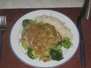 Rezept: Schnitzel mit Schmorzwiebeln auf Broccoli Bett Schnitzel mit Schmorzwiebeln auf Broccoli Bett - Rezept