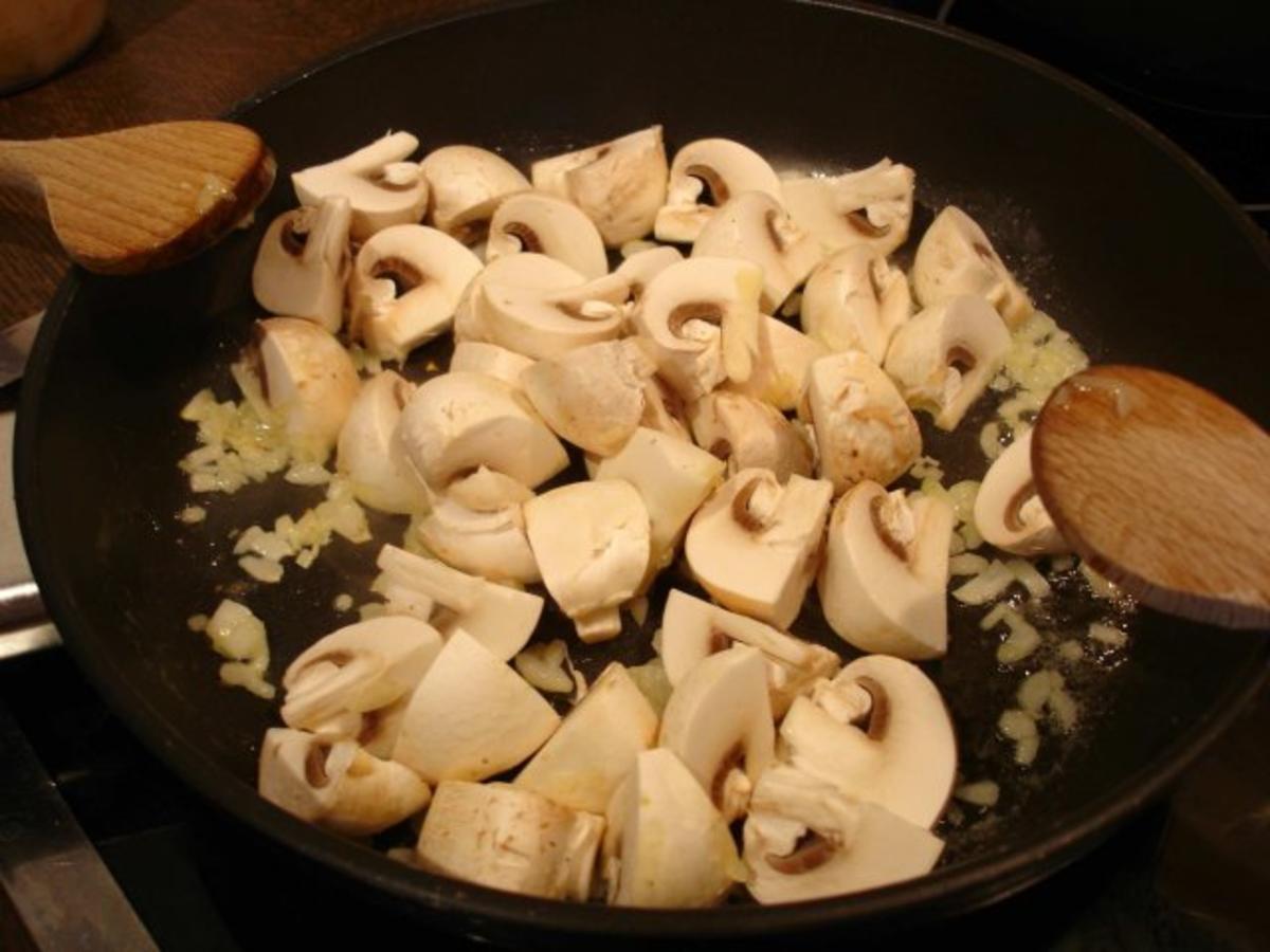 Hähnchenschnitzel mit Champignons und Eierspätzle - Rezept - Bild Nr. 3