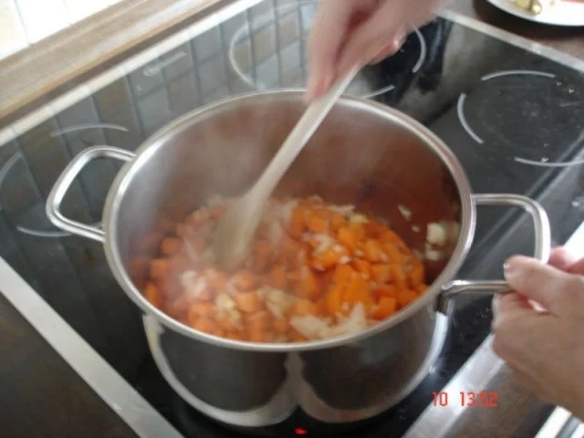 Rezept: Ingwer-Möhren-Suppe Bild Nr. 9 Ingwer-Möhren-Suppe - Rezept - Bild Nr. 9