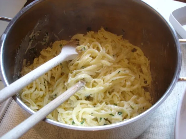 Käsespätzle mit Mettbällchen und Champignons - Rezept - Bild Nr. 5