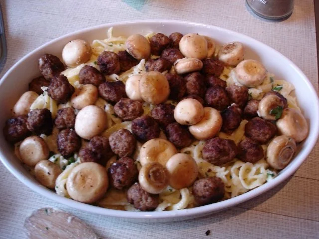 Käsespätzle mit Mettbällchen und Champignons - Rezept - Bild Nr. 8