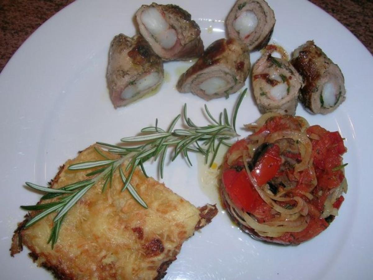 Involtini gefüllt m Riesengarnelen, Kartoffelgratin mit Rosmarin+ Oliven-Tomaten-Türmchen - Rezept - Bild Nr. 3