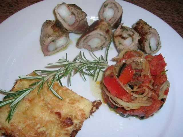 Rezept: Involtini gefüllt m Riesengarnelen, Kartoffelgratin mit Rosmarin+ Oliven-Tomaten-Türmchen Bild Nr. 2 Involtini gefüllt m Riesengarnelen, Kartoffelgratin mit Rosmarin+ Oliven-Tomaten-Türmchen - Rezept - Bild Nr. 2
