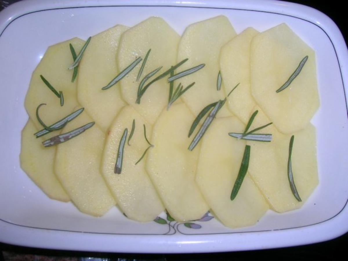 Involtini gefüllt m Riesengarnelen, Kartoffelgratin mit Rosmarin+ Oliven-Tomaten-Türmchen - Rezept - Bild Nr. 5