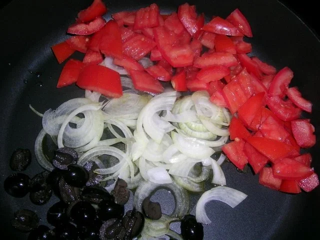 Rezept: Involtini gefüllt m Riesengarnelen, Kartoffelgratin mit Rosmarin+ Oliven-Tomaten-Türmchen Bild Nr. 7 Involtini gefüllt m Riesengarnelen, Kartoffelgratin mit Rosmarin+ Oliven-Tomaten-Türmchen - Rezept - Bild Nr. 7