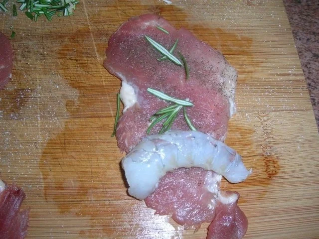 Rezept: Involtini gefüllt m Riesengarnelen, Kartoffelgratin mit Rosmarin+ Oliven-Tomaten-Türmchen Bild Nr. 8 Involtini gefüllt m Riesengarnelen, Kartoffelgratin mit Rosmarin+ Oliven-Tomaten-Türmchen - Rezept - Bild Nr. 8