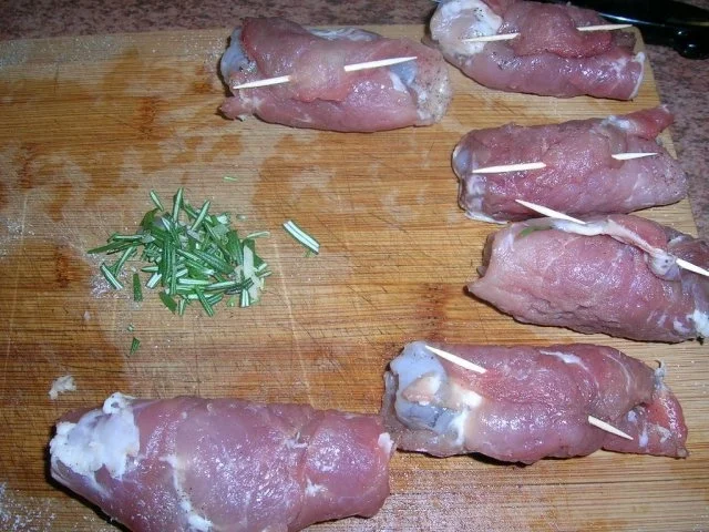 Rezept: Involtini gefüllt m Riesengarnelen, Kartoffelgratin mit Rosmarin+ Oliven-Tomaten-Türmchen Bild Nr. 9 Involtini gefüllt m Riesengarnelen, Kartoffelgratin mit Rosmarin+ Oliven-Tomaten-Türmchen - Rezept - Bild Nr. 9