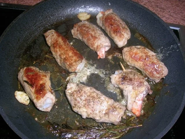 Rezept: Involtini gefüllt m Riesengarnelen, Kartoffelgratin mit Rosmarin+ Oliven-Tomaten-Türmchen Bild Nr. 11 Involtini gefüllt m Riesengarnelen, Kartoffelgratin mit Rosmarin+ Oliven-Tomaten-Türmchen - Rezept - Bild Nr. 11