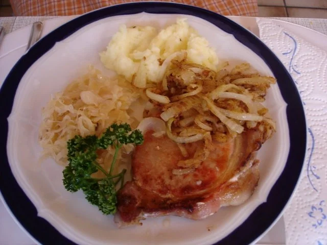Rezept: Kassler Kotelett mit Sauerkraut und Kartoffelpüree Kassler Kotelett mit Sauerkraut und Kartoffelpüree - Rezept
