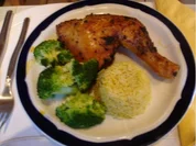 Knusprige Hähnchenkeulen mit Curryreis und Brokkoliröschen - Rezept