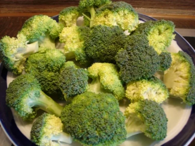 Knusprige Hähnchenkeulen mit Curryreis und Brokkoliröschen - Rezept - Bild Nr. 4