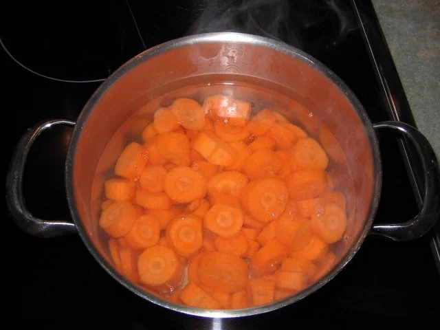 Rezept: Wiener im Kartoffel/Möhrenstampf Wiener im Kartoffel/Möhrenstampf - Rezept