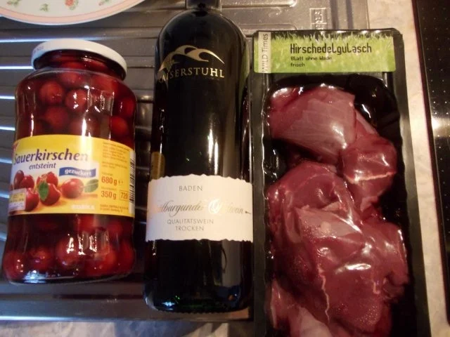 Rezept: HIRSCHGULLASCH mit ROTWEIN-KIRSCH-SAUCE Bild Nr. 2 HIRSCHGULLASCH mit ROTWEIN-KIRSCH-SAUCE - Rezept - Bild Nr. 2