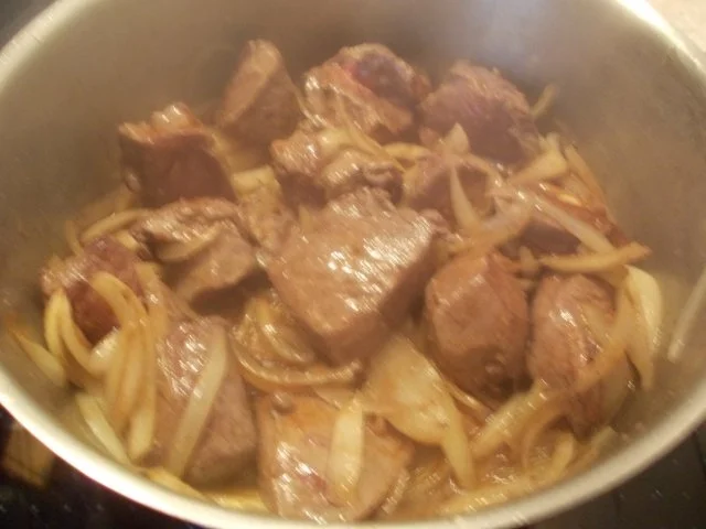 Rezept: HIRSCHGULLASCH mit ROTWEIN-KIRSCH-SAUCE Bild Nr. 4 HIRSCHGULLASCH mit ROTWEIN-KIRSCH-SAUCE - Rezept - Bild Nr. 4