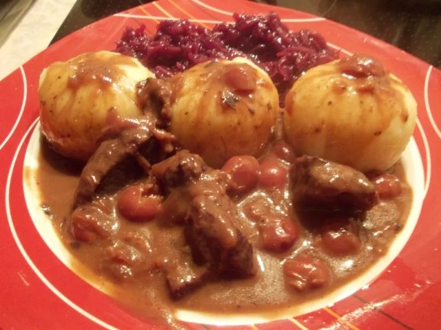 Rezept: HIRSCHGULLASCH mit ROTWEIN-KIRSCH-SAUCE HIRSCHGULLASCH mit ROTWEIN-KIRSCH-SAUCE - Rezept