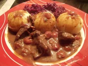 HIRSCHGULLASCH mit ROTWEIN-KIRSCH-SAUCE - Rezept