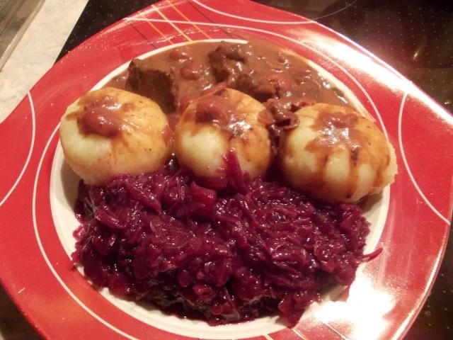 Rezept: HIRSCHGULLASCH mit ROTWEIN-KIRSCH-SAUCE Bild Nr. 6 HIRSCHGULLASCH mit ROTWEIN-KIRSCH-SAUCE - Rezept - Bild Nr. 6