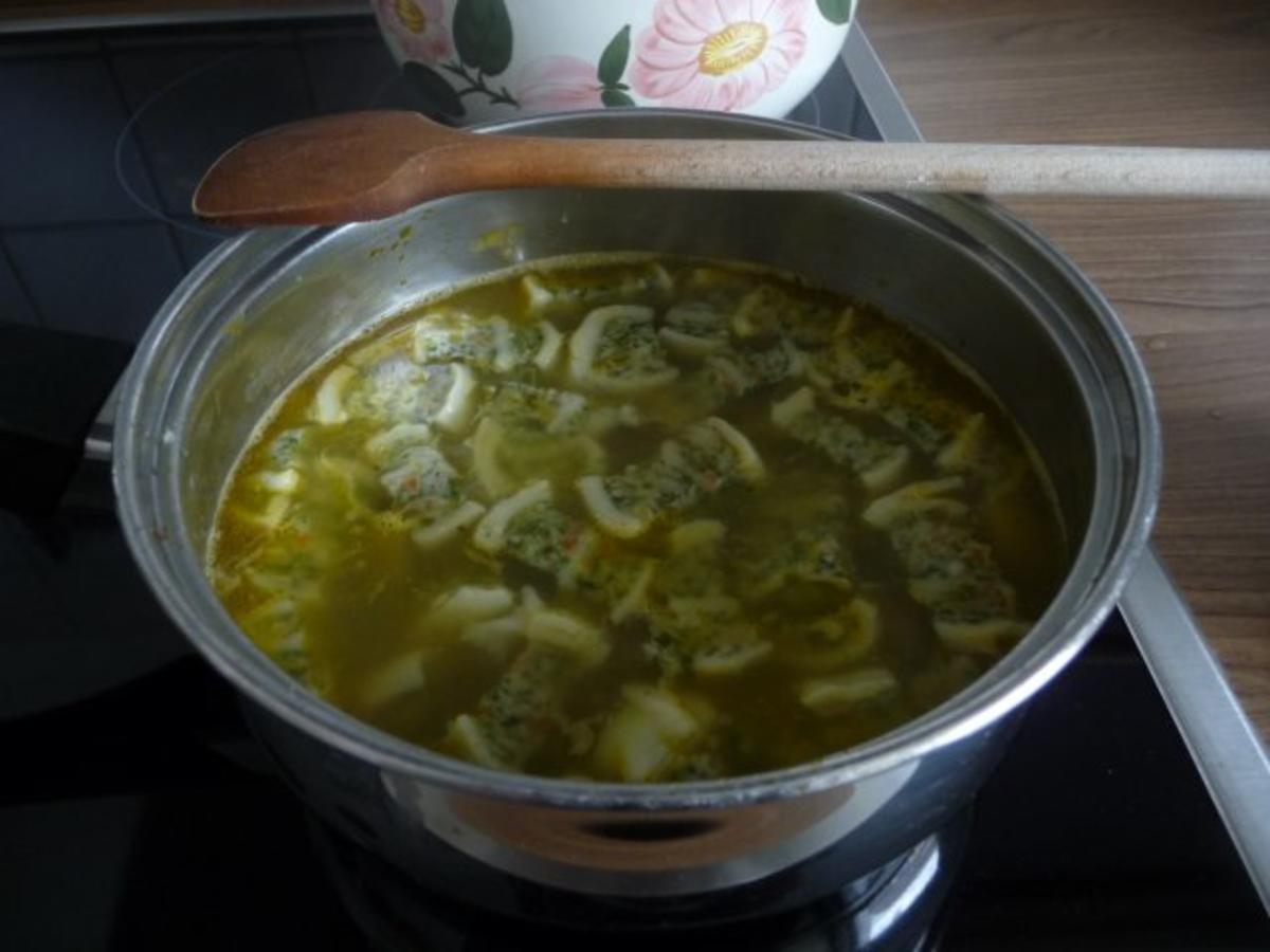 Suppen Eintopf Maultaschensuppe Mit Ei Und Einen Salat Dazu Rezept Kochbar De
