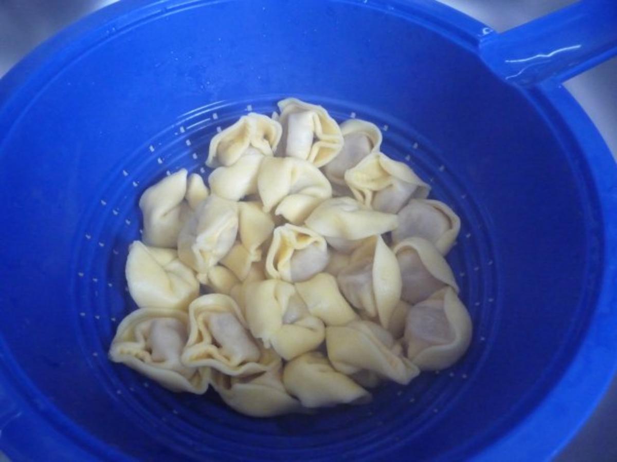 Pasta  :  Tortilini an Buttergemüse mit geriebenem Käse - Rezept - Bild Nr. 3