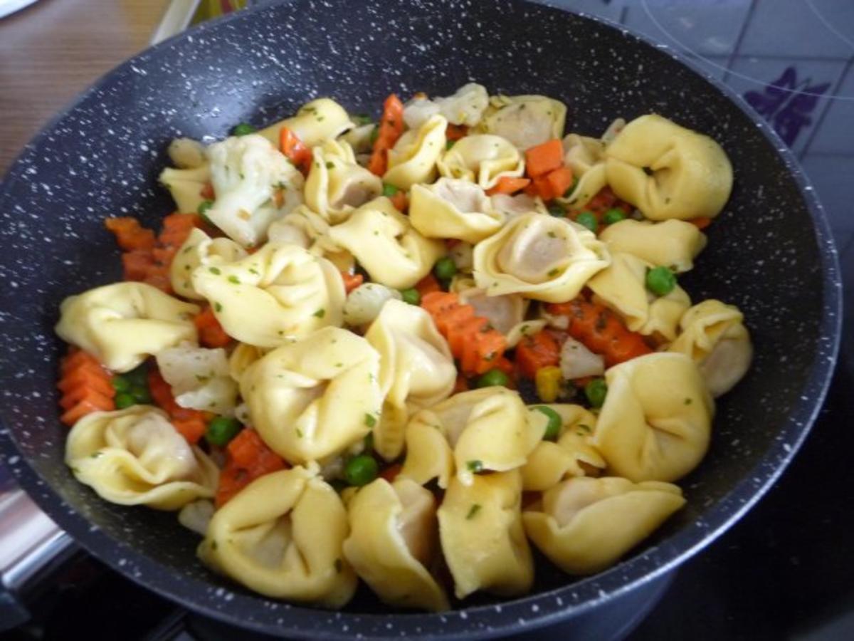 Pasta  :  Tortilini an Buttergemüse mit geriebenem Käse - Rezept - Bild Nr. 6