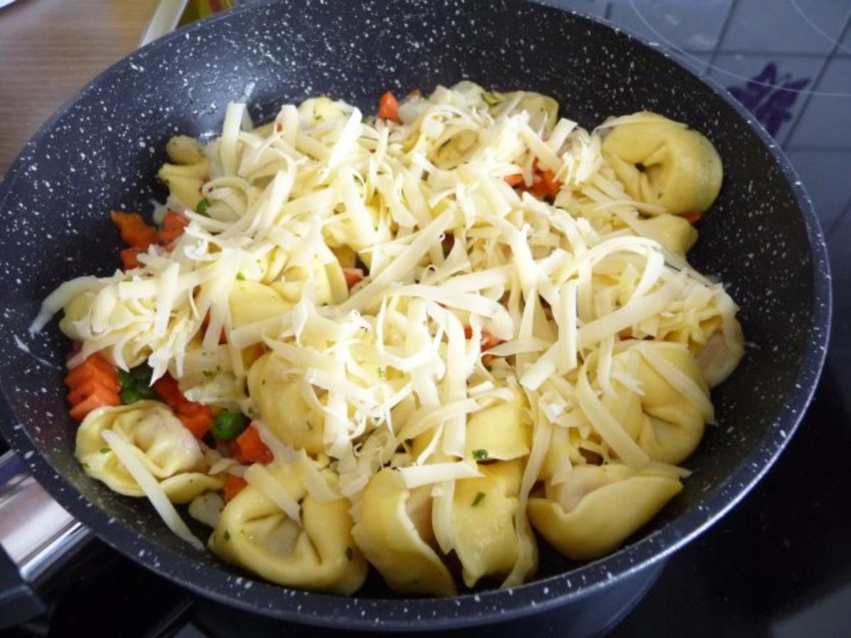Pasta  :  Tortilini an Buttergemüse mit geriebenem Käse - Rezept - Bild Nr. 8