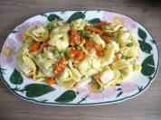 Pasta  :  Tortilini an Buttergemüse mit geriebenem Käse - Rezept