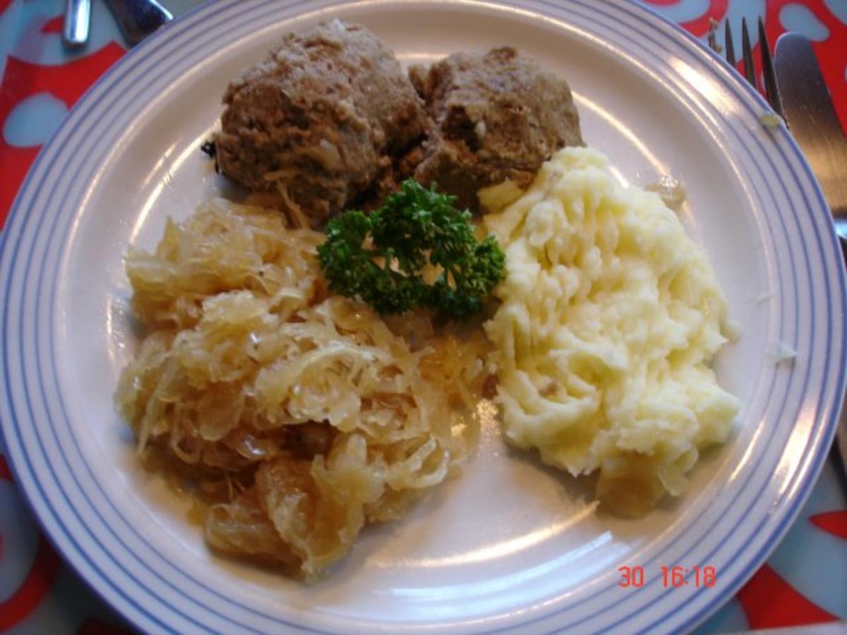 Leberknödel mit Kartoffelbrei und Sauerkraut - Rezept - kochbar.de