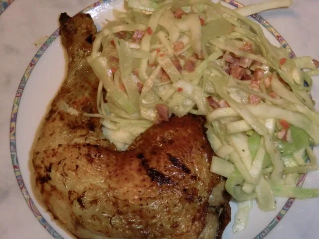 Würzige Hähnchenschenkel an Krautsalat - Rezept