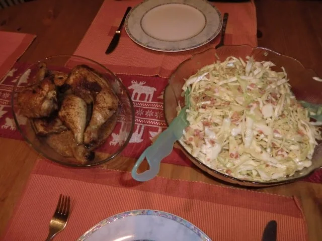 Würzige Hähnchenschenkel an Krautsalat - Rezept - Bild Nr. 3