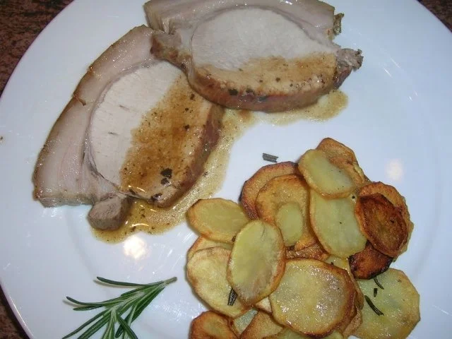 Schweinebraten in Rosmarinsoße und krossen Rosmarin-Bratkartoffeln - Rezept - Bild Nr. 2
