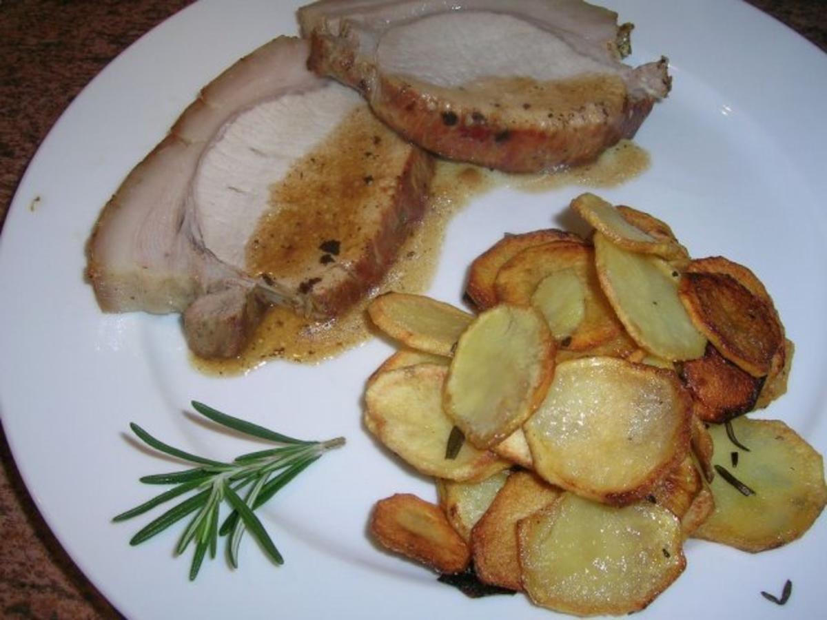 Schweinebraten in Rosmarinsoße und krossen Rosmarin-Bratkartoffeln ...