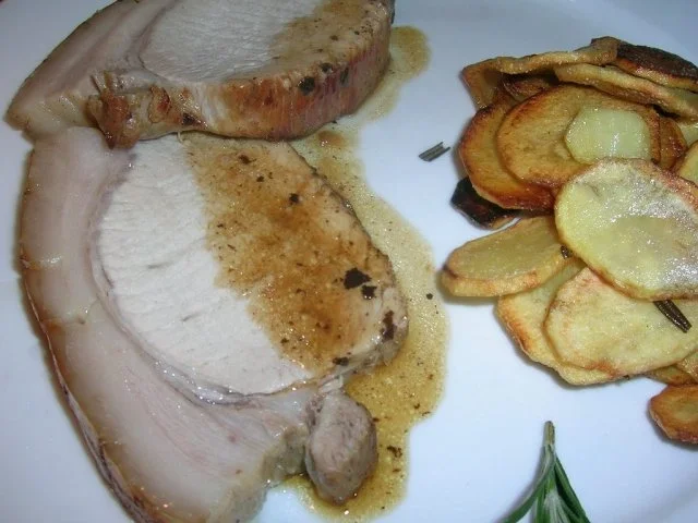 Schweinebraten in Rosmarinsoße und krossen Rosmarin-Bratkartoffeln - Rezept - Bild Nr. 3