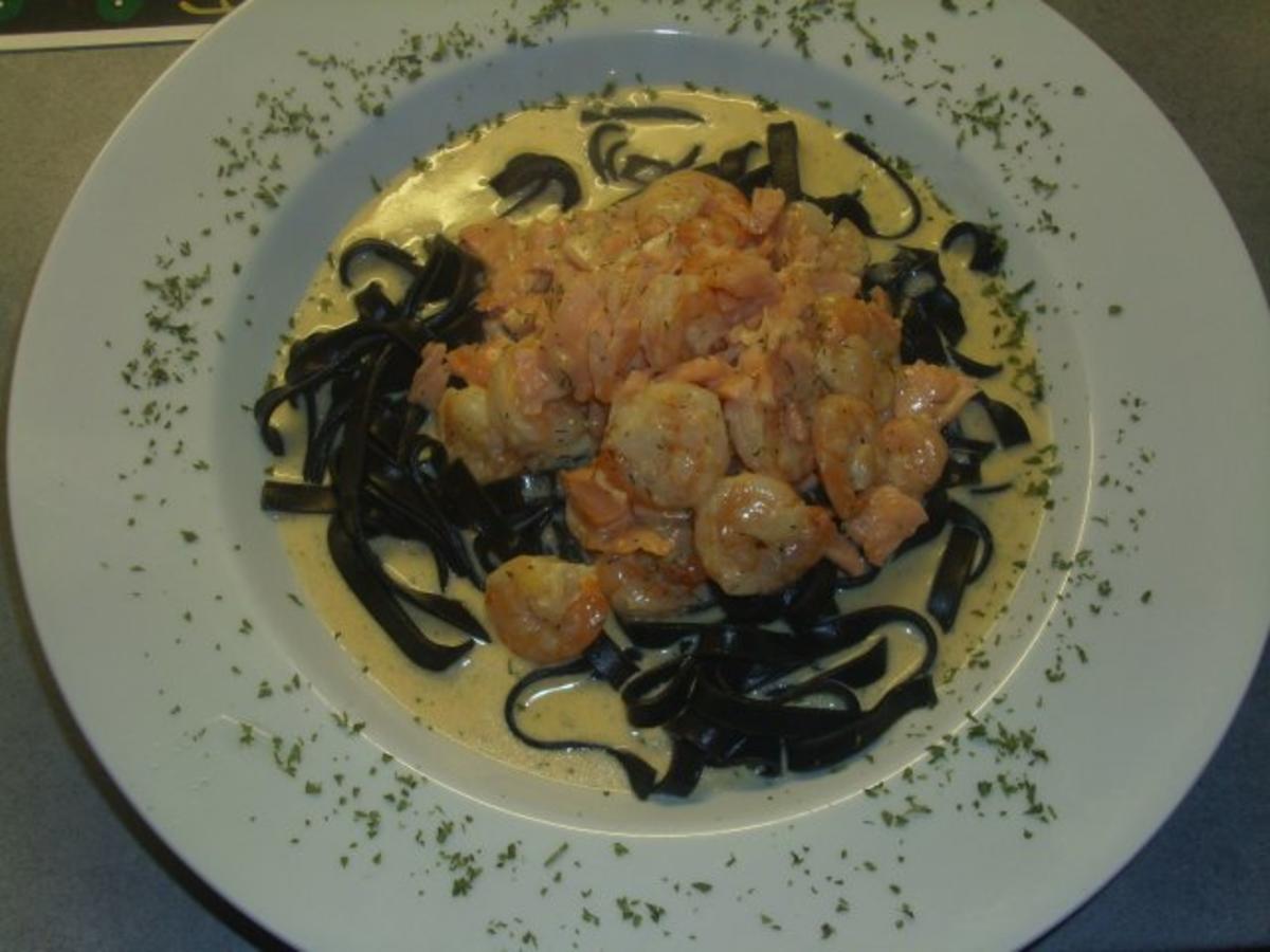 Schwarze Sepianudeln mit Kingprawns und Räucherlachs - Rezept - kochbar.de