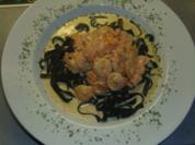 Schwarze Sepianudeln mit Kingprawns und Räucherlachs - Rezept