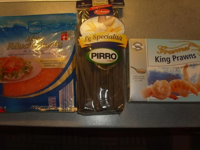 Schwarze Sepianudeln mit Kingprawns und Räucherlachs - Rezept - Bild Nr. 2