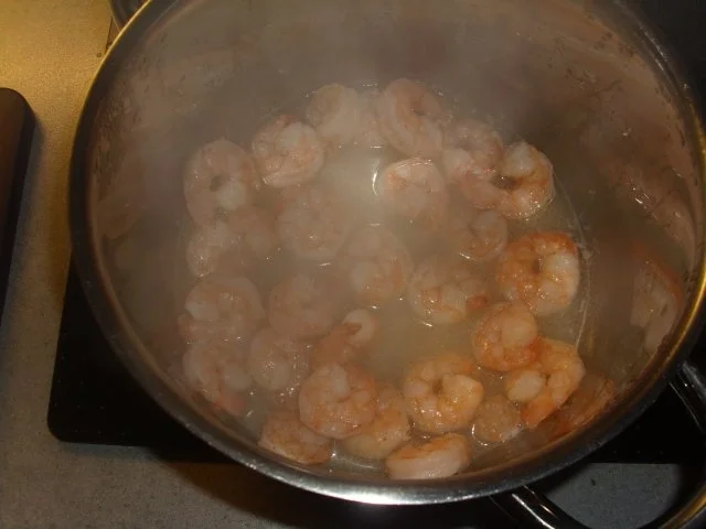 Schwarze Sepianudeln mit Kingprawns und Räucherlachs - Rezept - Bild Nr. 3