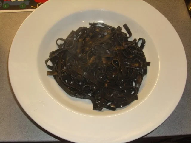 Schwarze Sepianudeln mit Kingprawns und Räucherlachs - Rezept - Bild Nr. 4