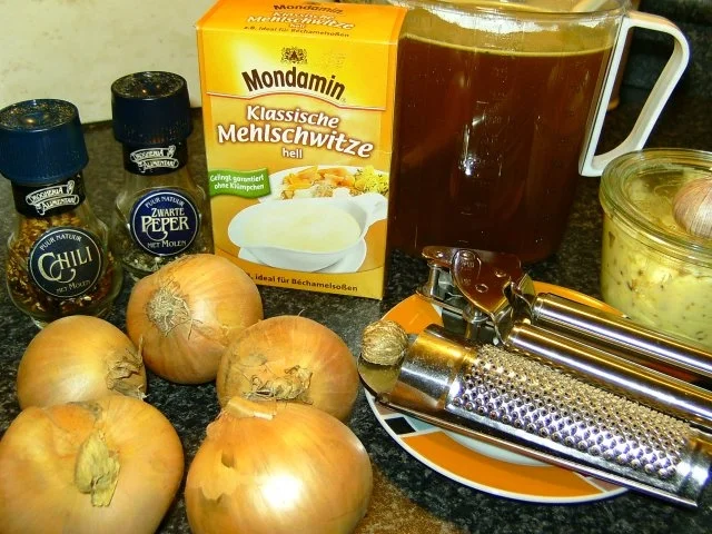 UIENSOEP met Kaas en geroosterde brooddobbelsteentjes - Rezept