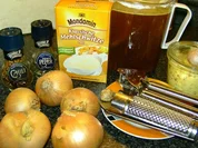 Rezept: UIENSOEP met Kaas en geroosterde brooddobbelsteentjes UIENSOEP met Kaas en geroosterde brooddobbelsteentjes - Rezept