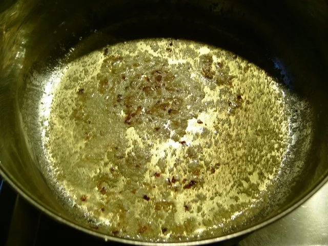 UIENSOEP met Kaas en geroosterde brooddobbelsteentjes - Rezept - Bild Nr. 3