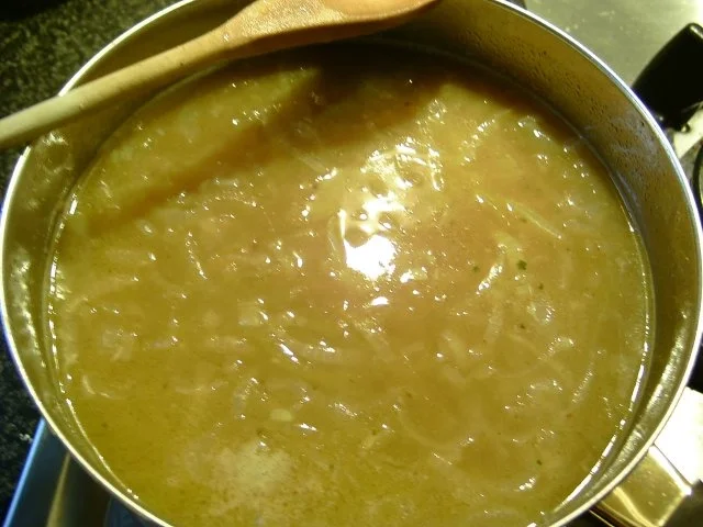 UIENSOEP met Kaas en geroosterde brooddobbelsteentjes - Rezept - Bild Nr. 6