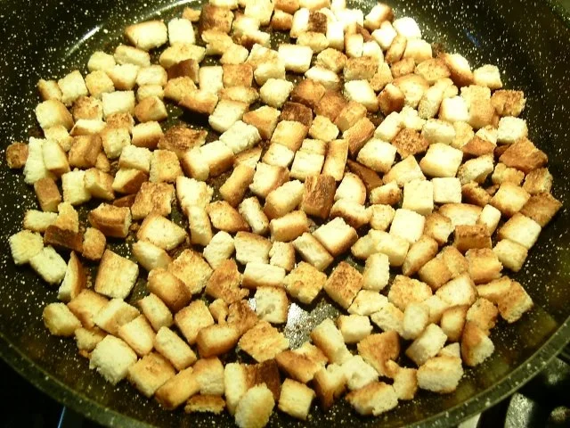 UIENSOEP met Kaas en geroosterde brooddobbelsteentjes - Rezept - Bild Nr. 8