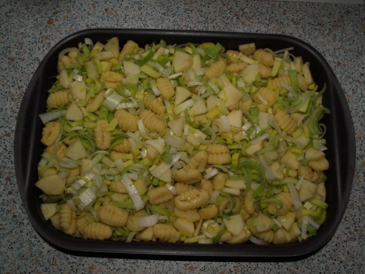 Lachs auf Lauch-Apfel-Gemüse mit Gnocchi - Rezept - Bild Nr. 3