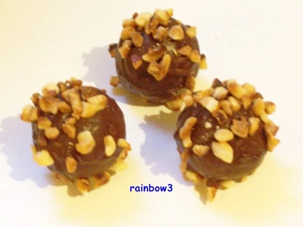 Rezept: Pralinen: Weihnachtliche Haselnuss-Kugeln Pralinen: Weihnachtliche Haselnuss-Kugeln - Rezept