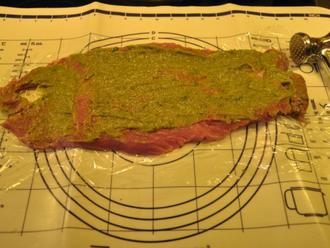 Schweinelende im Semmelknödelmantel mit Pilzsauce - Rezept - kochbar.de