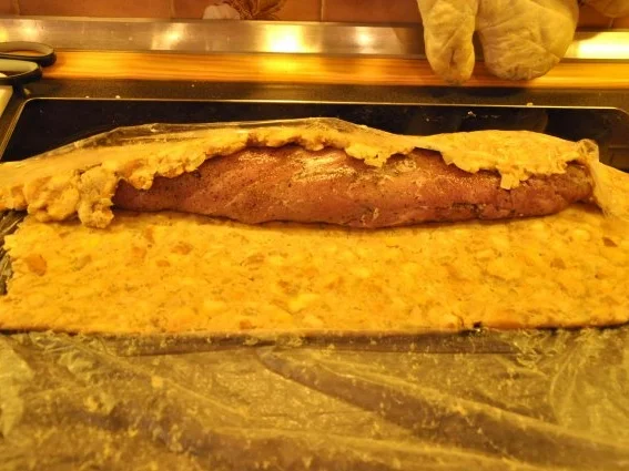 Rezept: Schweinelende im Semmelknödelmantel mit Pilzsauce Bild Nr. 2 Schweinelende im Semmelknödelmantel mit Pilzsauce - Rezept - Bild Nr. 2